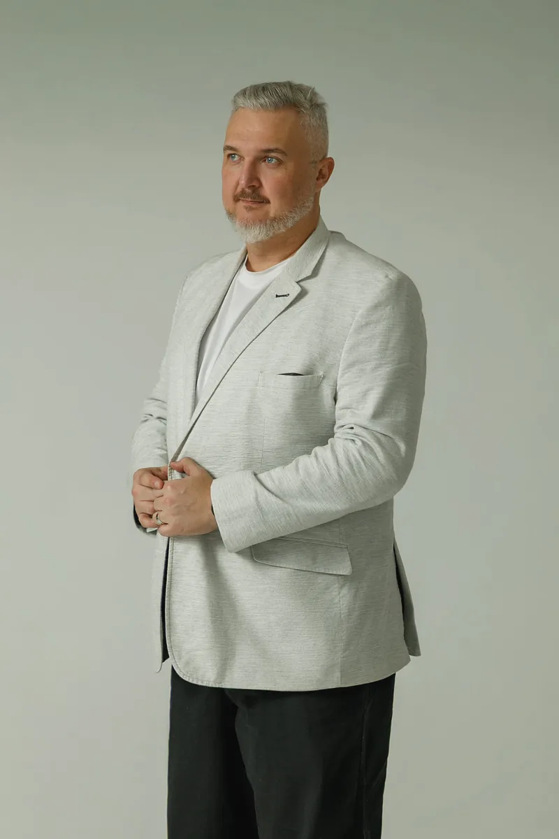 Dr. Thiago Colosio em retrato com blazer claro