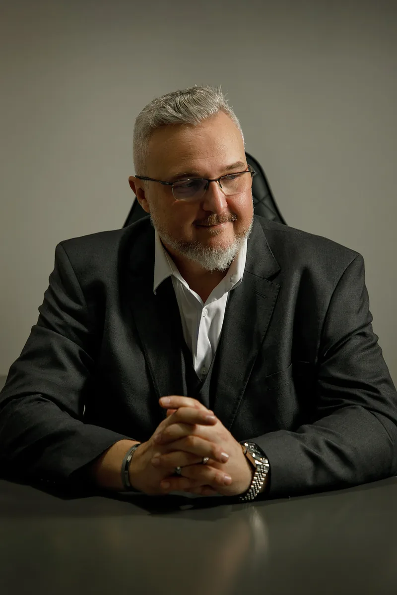 Dr. Thiago sentado à mesa