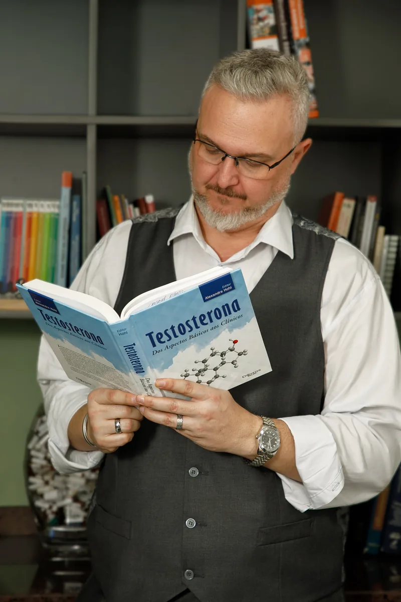 Dr. Thiago lendo literatura médica